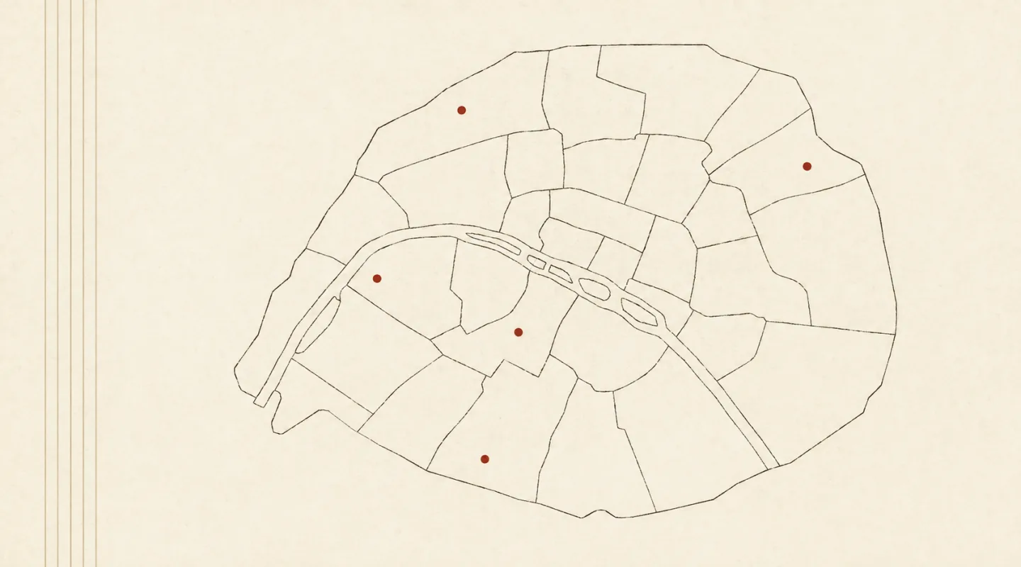 Plan schématique de Paris intra-muros, la Seine et les limites d’arrondissements tracées à l’encre, avec cinq repères rouges posés sur des quartiers différents