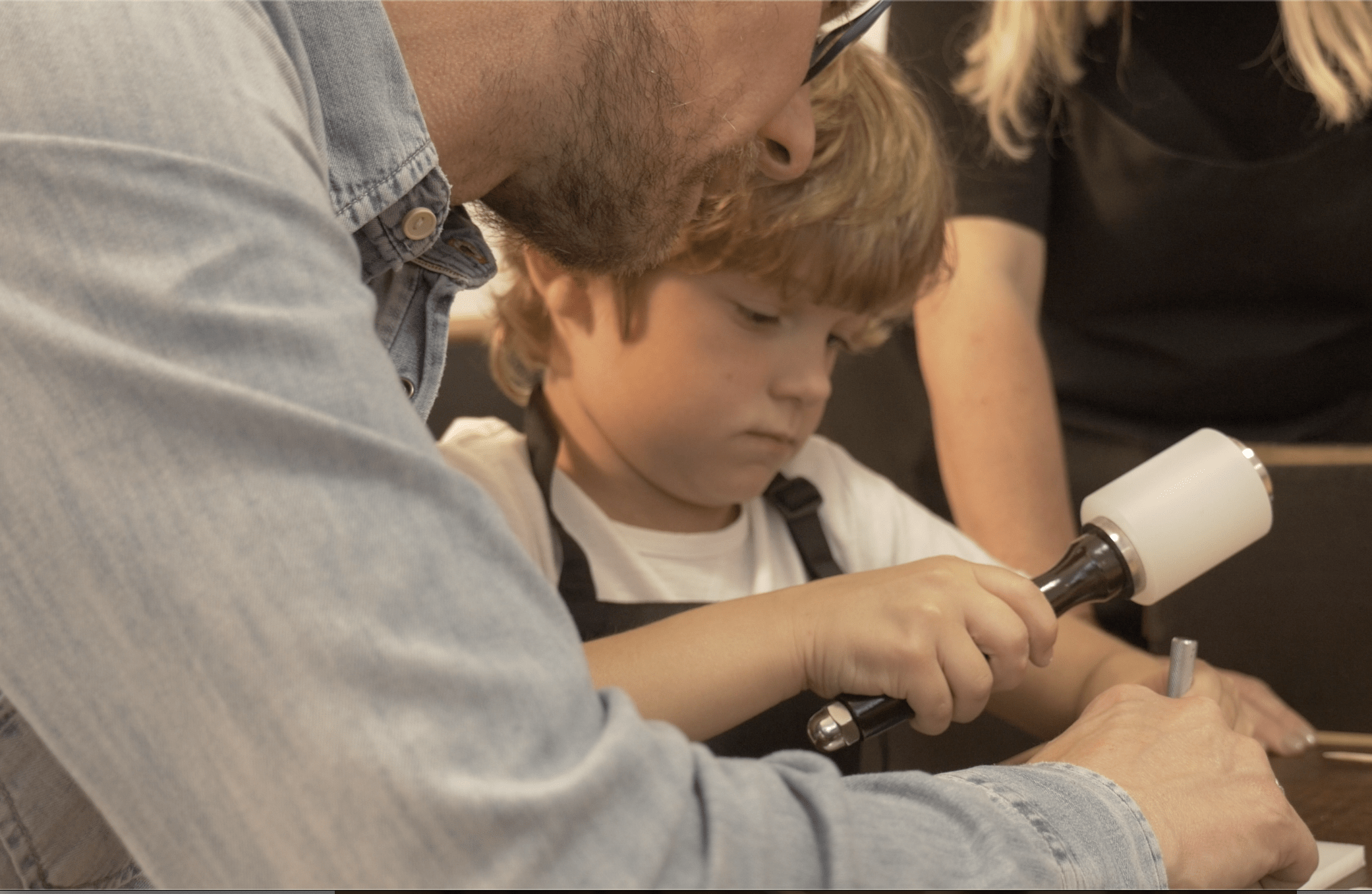 papa-fils-atelier-cuir